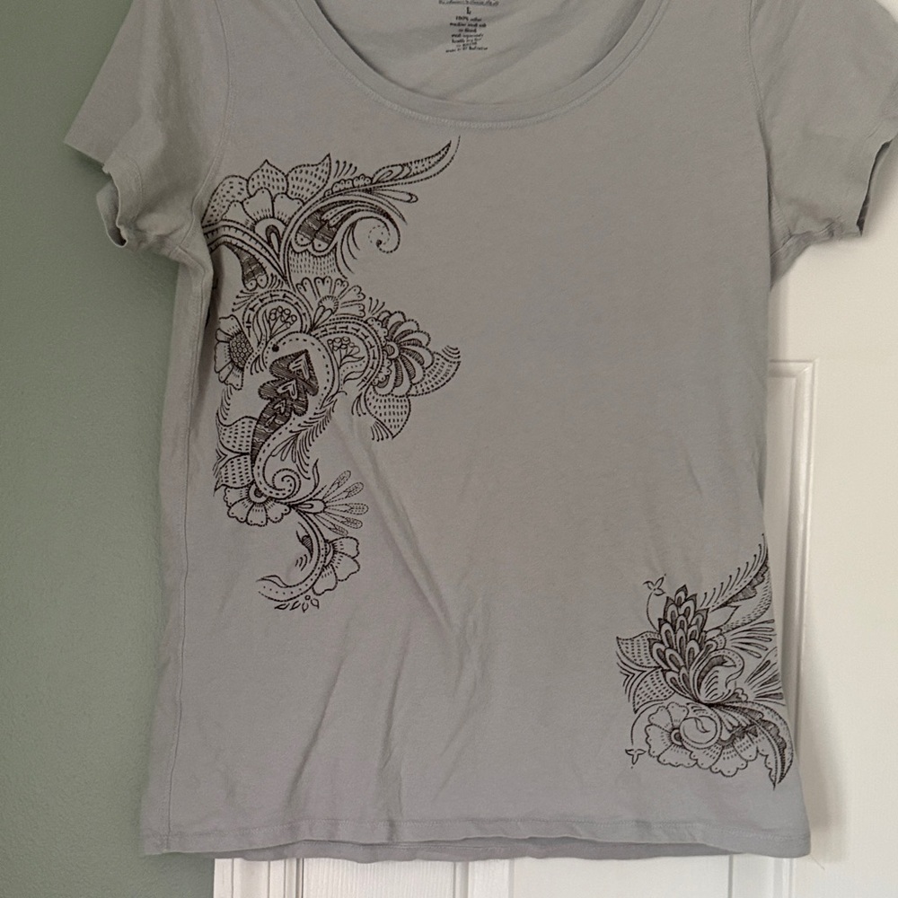 Light Gray Floral Paisley Scoop Neck Short Sleeve Tee - Picture 5 of 7